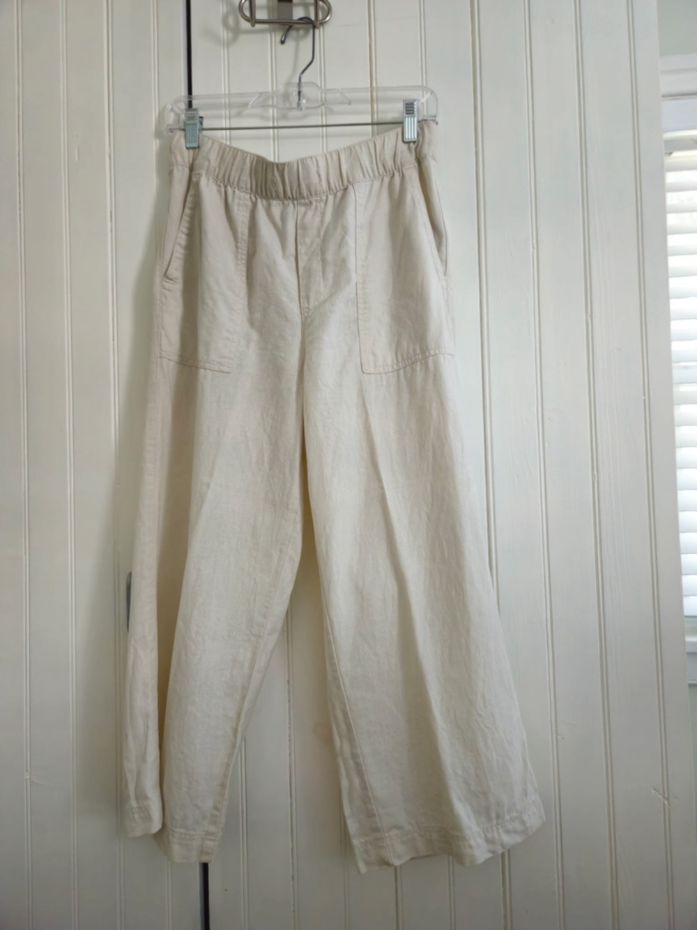 GAP beige linen blend cropped pants- Lightly worn.